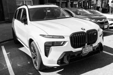 New York City, ABD - 31 Mart 2024: BMW X7 modern araba açık havada, köşe manzaralı.