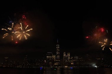 New York Manhattan havai fişekleri arifesinde. Manhattan 'da havai fişekler. New York 4 Temmuz Havai fişekleri. Flashing Fireworks ile New York City Skyline Manhattan. Bağımsızlık Günü