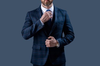 Gri, kırpık manzarada izole edilmiş şık takım elbiseli erkekler için resmi erkek giyim konsepti..