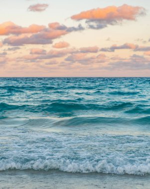 Yaz tatilinde bulutlu gökyüzü ve deniz manzarası. Deniz ufkuyla gökyüzü. Deniz doğarken sakin ufuk manzarası. Deniz manzarasında romantik yaz tatili gündoğumu. Deniz ufku manzarası. Deniz meltemi.