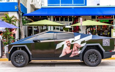 Miami, Florida, ABD - 17 Kasım 2024: Tesla Cybertruck 'ın arabası dışarıda park halinde. Tesla Cybertruck, yan görüş. Tesla Cybertruck 2024 elektrikli kamyonet, araba akordu. Tesla Cybertruck 'ın elektrikli arabası.