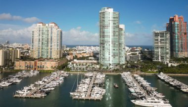 Miami limanı marinası. Yazın lüks bir yat gezisi. Miami limanına yanaşmış bir yat. Marina lüks şehir manzarası. Yatı olan liman. Yat marinası. Lüks yat kiralama. Turist dostu marina.