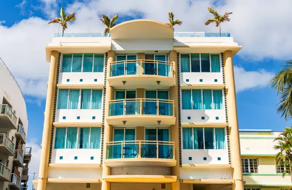 Art deco mimari bölgesi. Art Deco. Miami sahilinin modern binası. Okyanus yolculuğu. Ocean Drive 'daki Miami South Beach. Art Deco mimarisi. Mimari bina konutları.