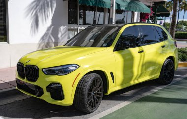Miami, Florida, ABD - 11 Aralık 2024: BMW X5 2025 geçiş aracı. BMW X5 tipi lüks bir çapraz araba. BMW X5 'in arabası dışarıda park edilmiş. BMW X5 sarı renk, köşe görünümü.
