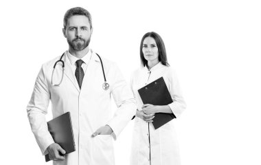 İlaç ve sağlık sigortası. Hastanedeki doktor. Doktorun reçetesi var. Doktor dahiliyecisi beyaz pano ile izole edilmiş. Hemşireye reçete yazan doktor. reçeteli uyarı.