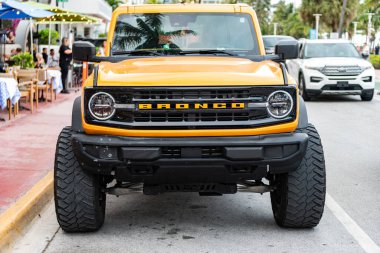 Miami, Florida, ABD - 17 Kasım 2024: 2022 Ford Bronco SUV arabası. Ford Bronco SUV tipi lüks bir araba. Ford Bronco 'nun arabası dışarıda park edilmiş. Ford Bronco, ön köşe manzaralı..