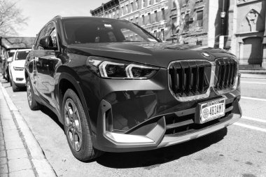 New York City, ABD - 31 Mart 2024 BMW X1 xDrive28i lüks araba, ön köşe manzaralı.