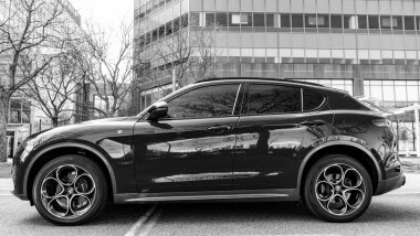 New York City, ABD - 31 Mart 2024 Alfa Romeo Stelvio Veloce lüks kırmızı araba, yan manzara.