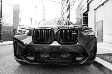 New York City, ABD - 25 Mart 2024: BMW X3 M canlı mavi renkli araba açık havada, alçak görüş.