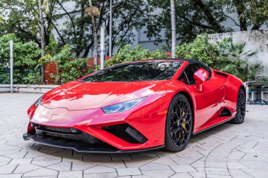 Miami, Florida, ABD - 18 Kasım 2024: Lamborghini Huracan EVO RWD Spyder spor araba. Lamborghini Huracan EVO 'nun spor arabası. Lamborghini Huracan 'ın kırmızı arabası..