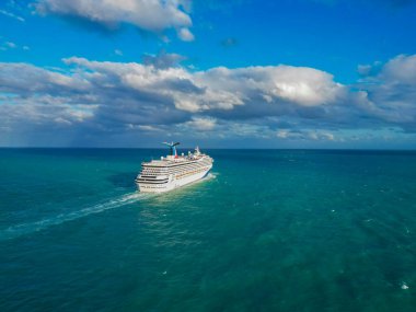 Miami, Florida, ABD - 13 Aralık 2024: Karnaval Fetih yolcu gemisi yolculuğu. Yaz tatilinde gemi turu. Karnaval Gemi Hattı. Gemi turu ve deniz seyahati. Gemi Miami sahil limanından ayrılıyor..