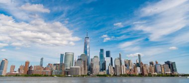 Hudson River, New York 'tan Manhattan manzarası. ABD, New York, Manhattan. Aşağı Manhattan silueti. New York, Birleşik Devletler. Manhattan 'da New York şehrinin silüeti.