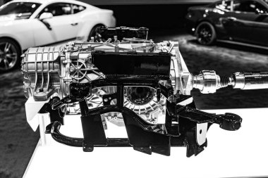 New York City, ABD - 27 Mart 2024: Ford Mustang 'in Powertrain motoru New York Uluslararası Otomobil Fuarında.