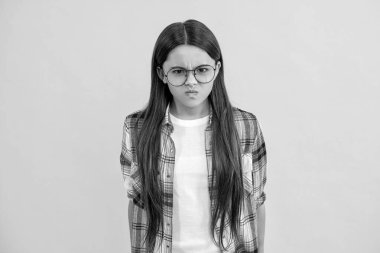 Yaramaz genç kız gözlükleriyle görebiliyor. Gözlüklü genç kız bir yerlere bakıyor. Gözlüklü ve kareli gömlekli kız. Genç kız gözlük takıyor..