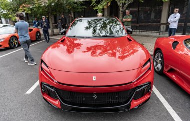 Chicago, Illinois - 29 Eylül 2024 Ferrari Purosangue kırmızı renk. Ferrari Purosangue SUV sokağa park etmiş. Ön manzara. Şatoda lüks Ferrari Purosangue