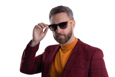 Erkekler için moda. Ceket ve güneş gözlüğü takan kendinden emin bir iş adamı. Erkek modası. Beyaz tenli şık bir adam. Yakışıklı İspanyol adam modayı takip ediyor. Zamansız çağrı.