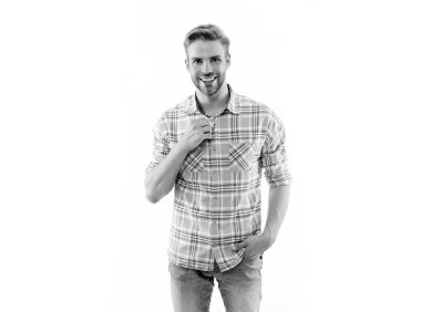 Şık saç stili olan şık bir adam. Moda erkek tarzı. Normal erkek stili. Kafkasyalı sıradan bir adam. Kareli tişörtlü adam beyazda izole edilmiş. Günlük kıyafet dolabı.