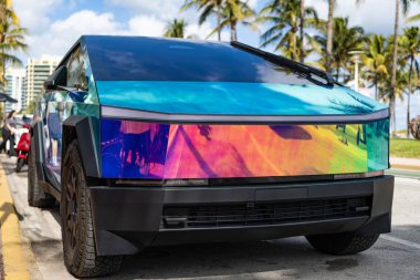 Miami, Florida, ABD - 08 Aralık 2024: Tesla Cybertruck 'ın elektrikli arabası. Tesla Cybertruck 'ın arabası dışarıda park edilmiş. Tesla Cybertruck, ön manzara. 2024 Tesla Cybertruck elektrikli kamyonet, araba akordu