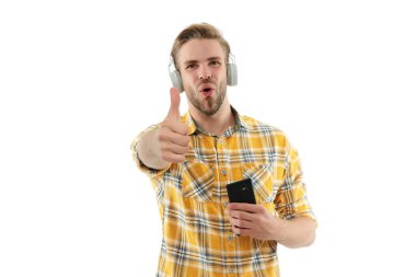 Telefondan çalma listesi. Milenyum insanı yaşam tarzı. Yaşam tarzı ve müzik. Seçici odaklanma. Kulaklıkla bembeyaz müzik dinleyen bir adam. Modern milenyum insan yaşam tarzı. Müzik tarzı. Sesi dinle.