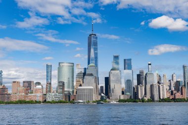 New York, Birleşik Devletler. Manhattan 'ın ortasındaki New York şehrinin silüeti. ABD, New York, New York, Manhattan. Aşağı Manhattan silueti. New Jersey 'den New York. Manhattan şehir merkezi. Amerikan finans merkezi