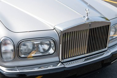 Chicago, Illinois, ABD - 08 Eylül 2024 Rolls Royce Silver Seraph aracı, köşe manzaralı. Retro klasik araba. Rolls Royce Silver Seraph arabası. Rolls Royce Silver Seraph Chicago 'da