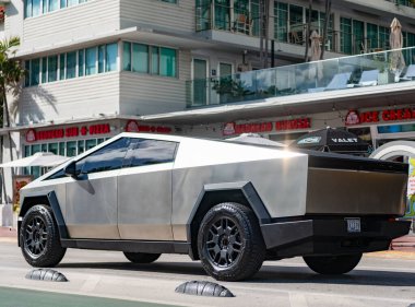Miami, Florida, ABD - 09 Aralık 2024 Tesla Cybertruck elektrikli kamyonet vagonu. Tesla Cybertruck 'ın elektrikli arabası. Tesla Cybertruck 'ın arabası dışarıda park edilmiş. Tesla Cybertruck, köşe manzaralı..