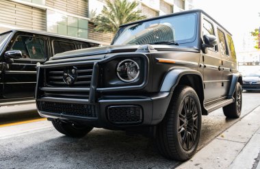 Miami, Florida, ABD - 01 Aralık 2024: 2019 Mercedes Benz G550 SUV otomobil. Mercedes Benz G550 tipi lüks bir araba. Mercedes Benz 'in arabası dışarıda park edilmiş. Mercedes Benz G550, köşe manzaralı.