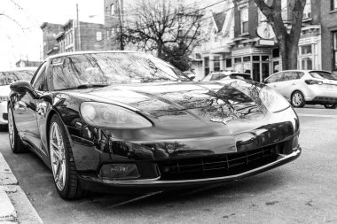 New York City, ABD - 1 Nisan 2024: Chevrolet Corvette C6 spor araba açık hava, köşe manzaralı.