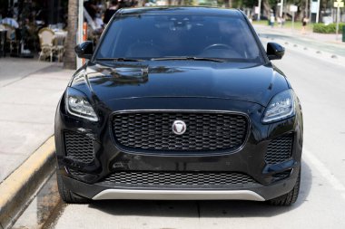 Miami, Florida, ABD - 17 Aralık 2024: 2018 Jaguar E-PACE geçiş aracı. Jaguar E-PACE tipi lüks bir araba. Jaguar 'ın arabası dışarıda park edilmiş. Jaguar siyah rengi, ön görünüm.
