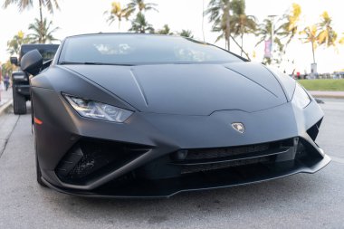 Miami, Florida, ABD - 19 Aralık 2024 Lamborghini Huracan EVO üstü açık spor araba. Lamborghini Huracan EVO 'nun spor arabası. Lamborghini Huracan 'ın siyah arabası..