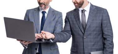 Programcı işadamı, beyaz üzerinde izole edilmiş çevik iş için çevrimiçi bilgisayar kullanıyor.