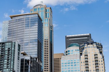 Şehir manzarası. Şehir merkezindeki gökdelen. Şehir mimarisi. İş bölgesindeki ofis binası. Konut binası. Gökdelen mimarisi. Gökdelen şehir silueti. Yükseklik.