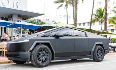Miami, Florida, ABD - 06 Aralık 2024 Tesla Cybertruck elektrikli kamyonet vagonu. Tesla Cybertruck 'ın siyah elektrikli arabası. Tesla Cybertruck 'ın arabası dışarıda park edilmiş. Tesla Cybertruck, yan görüş.