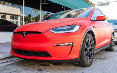 Miami, Florida, ABD - 06 Aralık 2024: Tesla X elektrikli geçiş aracı. Tesla X tipi elektrikli araba. Tesla X 'in arabası dışarıda park edilmiş. Elektrik Tesla X, köşe görünümü.