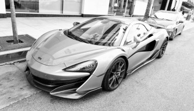 Los Angeles, Kaliforniya ABD - 14 Nisan 2021: Blue McLaren Automotive Limited 720S lüks süper araba Los Angeles, Kaliforniya eyaleti. köşe görünümü.