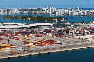 Miami, Florida - 4 Şubat 2025: Miami limanında konteynırlı kargo servisi, hava manzaralı. Yük konteynırı. Miami Limanı. Konteynır yükleniyor. İhraç ve ithalat. Kargo işi..