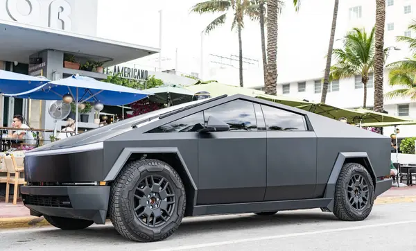 Miami, Florida, ABD - 06 Aralık 2024 Tesla Cybertruck elektrikli kamyonet vagonu. Tesla Cybertruck 'ın siyah elektrikli arabası. Tesla Cybertruck 'ın arabası dışarıda park edilmiş. Tesla Cybertruck, yan görüş.