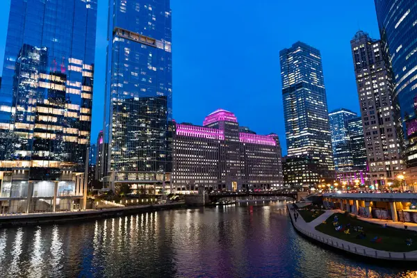 Chicago gökdelen binasının gece manzarası. Chicago gökdelenin mimarisi. Şehir gecesi aydınlatılmış bina. Gökdelen şehir manzarası. Chicago 'nun gece şehri. İş şehri.