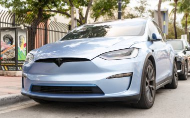 Miami, Florida, ABD - 18 Kasım 2024: Tesla Model X 2022 elektrikli araba. Tesla Model X tipi lüks elektrikli araba. Tesla Model X 'in arabası dışarıda park edilmiş. Tesla Model XG, ön görünüm.