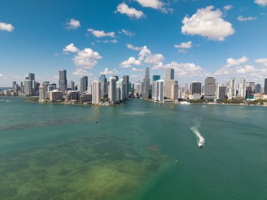 Miami şehir merkezindeki Brickell Key 'deki modern gökdelenin havadan görünüşü. Miami 'nin silüeti. Brickell şehir merkezi. Modern şehir binası ve gökdelen. Şehir merkezinin silüeti. Panoramik Miami Merkezi.