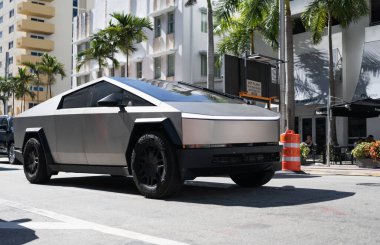 Miami, Florida, ABD - 22 Kasım 2024 Tesla Cybertruck elektrikli kamyonet vagonu. Tesla Cybertruck 'ın elektrikli arabası. Tesla Cybertruck 'ın arabası dışarıda park edilmiş. Tesla Cybertruck, köşe manzaralı..
