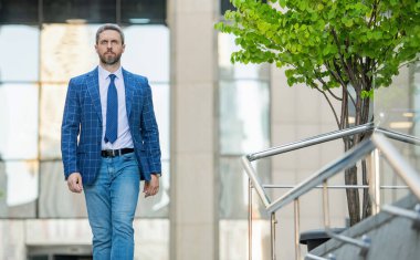 İş CEO 'su. Başarılı bir adam. Başarılı bir iş. Girişimcinin başarısı. Erkek bankacı. İş adamı görüşmeye gider. Takım elbiseli bir iş adamı. Kendine güvenen bir iş adamı. Boşluğu kopyala.