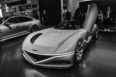 New York City, ABD - 27 Mart 2024: Genesis X Gran Berlinetta Concept süper araba Vibrant turuncu araba açık kapılı New York Uluslararası Otomobil Fuarı, köşe görüş.