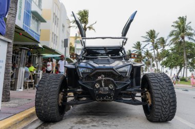 Miami, Florida, ABD - 14 Aralık 2024: Böcek Polaris RZR 800. Polaris RZR 800 'ün lüks arabası. Polaris RZR 800 arabası dışarıda park edilmiş. Polaris RZR 800, ön manzara.