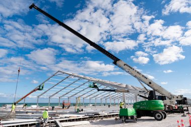 Miami, Florida, ABD - 16 Kasım 2024: Kaldıraç ekipmanlı metal yapı kurulumu. Metal yapı. Teleskopik asansör patlaması. İnşaat alanında yapı mühendisliği.