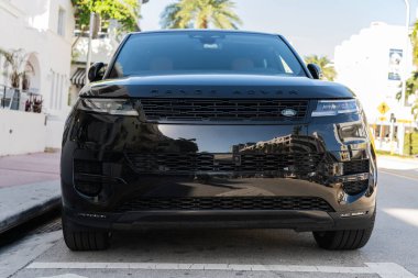 Miami, Florida, ABD - 18 Aralık 2024: Range Rover Sport 2025 SUV otomobil. Range Rover Sport tarzı lüks bir araba. Range Rover 'ın arabası dışarıda park edilmiş. Crossover Range Rover Sport, ön görünüm.
