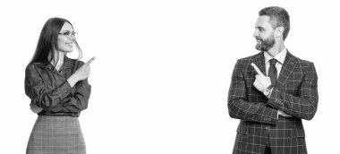 Beyazlar üzerinde izole iş adamları. Ofiste toplantı yaparken iş adamları birlikte. İş projesinde çalışan iş adamları. Yeni bir iş projesinde işbirliği yapıyorum. en iyi teklif.