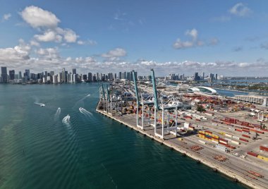 Miami, Florida - 4 Şubat 2025: Denizcilik. Miami Limanı. Miami 'deki kargo konteynır depoları, hava manzaralı. Nakliye konteynırı, denizcilik. Kargo konteynırlı Miami hava limanı.