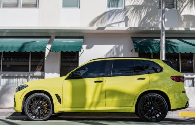 Miami, Florida, ABD - 11 Aralık 2024: BMW X5 2025 geçiş aracı. BMW X5 tipi lüks bir çapraz araba. BMW X5 'in arabası dışarıda park edilmiş. BMW X5 sarı renk, kenar görünüm.