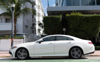 Miami, Florida, ABD - 11 Aralık 2024: beyaz Mercedes Benz C257 lüks sedan. Mercedes Benz C257 tipi lüks bir sedan araba. Mercedes Benz 'in arabası dışarıda park edilmiş. Mercedes Benz C257, köşe manzaralı..